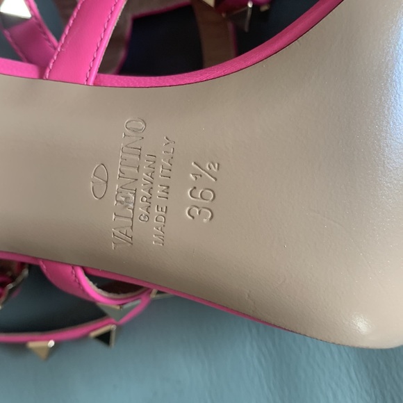 Valentino Garavani Rockstud T-Strap Sandal - Picture 10 of 12